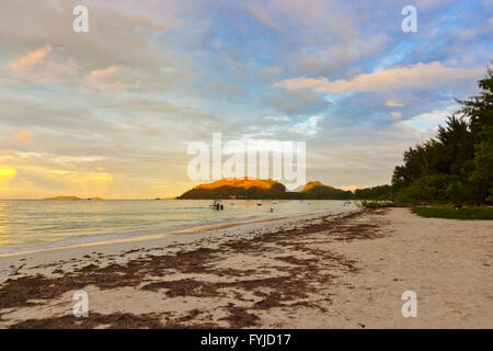 Tropischer Strand Cote d ' or bei Sonnenuntergang - Seychellen Stockfoto