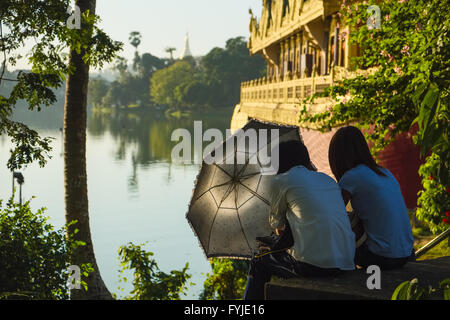 Junges Paar am Kandawgyi See, Yangon, Myanmar Stockfoto