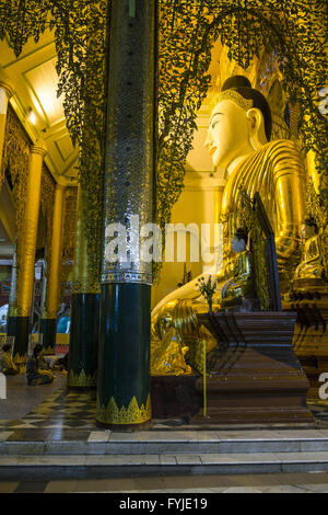 Budda-Statue in der Shwedagon-Pagode, Yangon, Myanmar Stockfoto