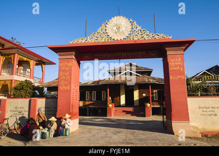 Hof-Tor in Nyaung Shwe, Shan State in Myanmar Stockfoto