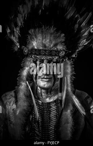 Native American Indian chief mit großer Feder Kopfschmuck Stockfoto