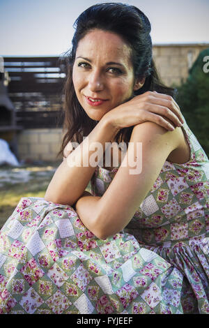 Frau im Garten. Reifes Mädchen in ihrem Garten Gartenarbeit. Frühjahrssaison, Ländliches Motiv Stockfoto