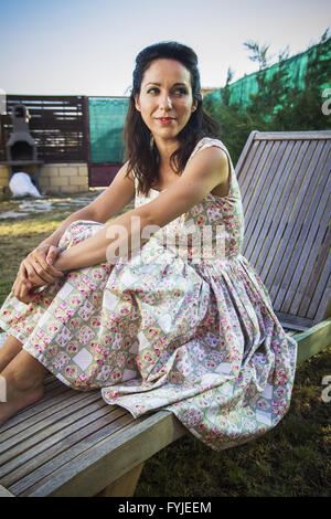 Frau im Garten. Reifes Mädchen in ihrem Garten Gartenarbeit. Frühjahrssaison, Ländliches Motiv Stockfoto