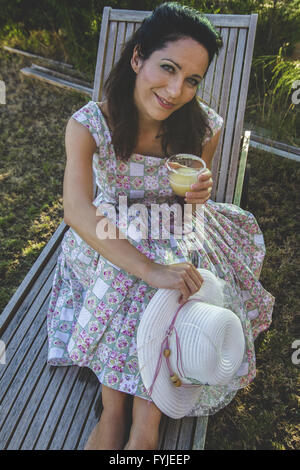 Frau im Garten. Reifes Mädchen in ihrem Garten Gartenarbeit. Frühjahrssaison, Ländliches Motiv Stockfoto