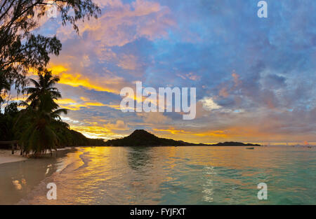 Tropischer Strand Cote d ' or bei Sonnenuntergang - Seychellen Stockfoto