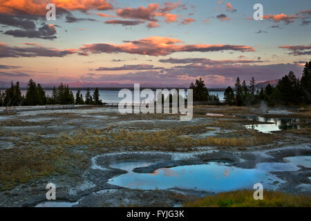 WYOMING - Wolken reflektiert in heißen Quellen bei Sonnenuntergang im West Thumb Geyser Basin von Yellowstone National Park. Stockfoto