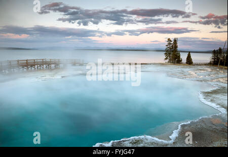 WYOMING - Abend im Black Pool auf dem Ufer von Yellowstone See in West Thumb Geyser Basin im Yellowstone National Park. Stockfoto