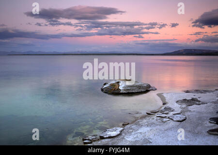 WYOMING - Sonnenuntergang am ruhenden Fischerei Loch Geysir im Yellowstone Lake am West Thumb Geyser Basin im Yellowstone Natl Park gelegen. Stockfoto