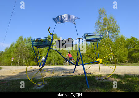 Dummy von einem Fahrrad auf einem Radweg in der Nähe von Luebben Stockfoto