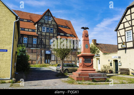 Kriegerdenkmal vor Rathaus in Schweinitz Stockfoto