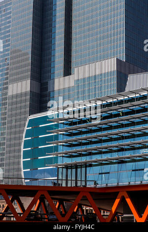 Innenstadt, Skyline von Rotterdam, Fassade des Nieuwe Luxor Theater, hinter der De Rotterdam Gebäudekomplex am Wilhelminapier, Stockfoto