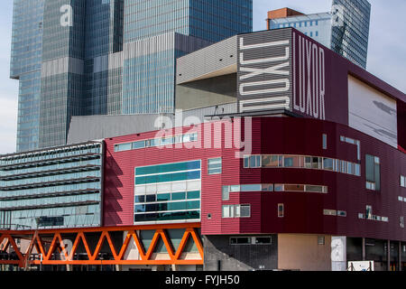 Innenstadt, Skyline von Rotterdam, Fassade des Nieuwe Luxor Theater, hinter der De Rotterdam Gebäudekomplex am Wilhelminapier, Stockfoto