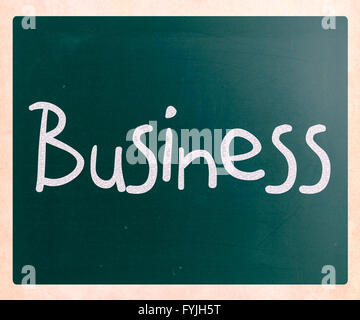 Das Wort Business handschriftlich mit weißer Kreide auf einer Tafel Stockfoto