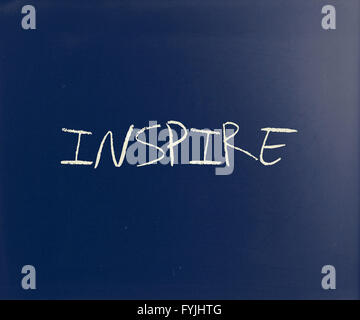 Begeistern mit weißer Kreide auf einer Tafel handschriftliche Stockfoto