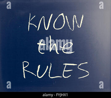 Kennen Sie die Regeln handschriftlich mit weißer Kreide auf einer Tafel Stockfoto