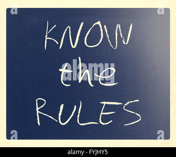 Kennen Sie die Regeln handschriftlich mit weißer Kreide auf einer Tafel Stockfoto