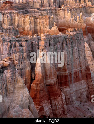 USA, Arizona, Coconino County, Moenkopi Plateau. Bunt, erodierten sedimentären Formationen. Stockfoto