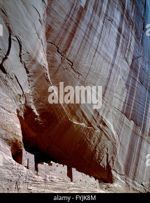 USA, Arizona, Canyon de Chelley Nationaldenkmal, weiße Haus Ruine einer alten Anasazi-Siedlung in einem Sandstein gebaut. Stockfoto