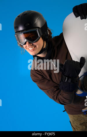 Frau mit Snowboard-Ausrüstung Stockfoto