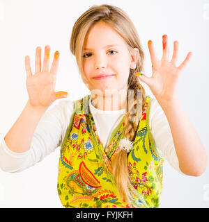 Junges Mädchen mit Farbe auf Händen Stockfoto