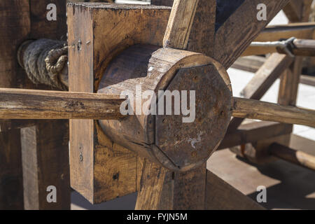 Mittelalterlichen Belagerungswaffen, Armbrüste, Onager, Katapulte und Rammböcke Stockfoto