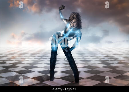 Frau in Latex Kleid, Neon lights.gamero Schach, Stücke Marmor Boden Stockfoto
