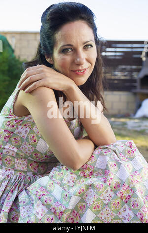 Frau im Garten. Reifes Mädchen in ihrem Garten Gartenarbeit. Frühjahrssaison, Ländliches Motiv Stockfoto