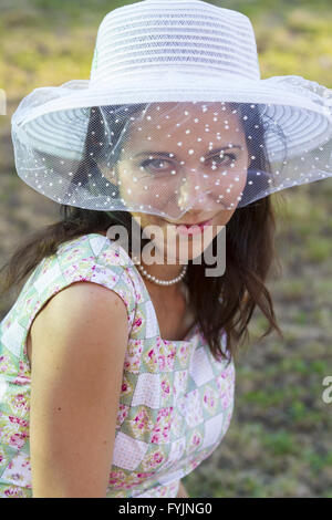 Frau im Garten. Reifes Mädchen in ihrem Garten Gartenarbeit. Frühjahrssaison, Ländliches Motiv Stockfoto