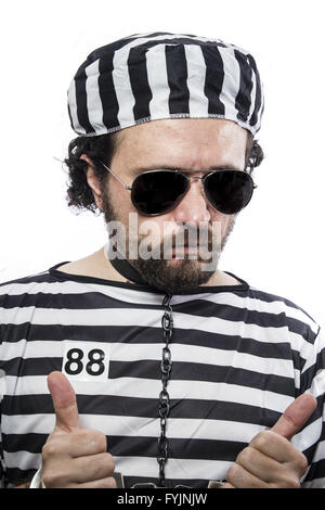 Gefängnis, ein kaukasischer Mann Gefangene Verbrecher mit Kette Kugel und Handschellen im Studio isoliert auf weißem Hintergrund Stockfoto