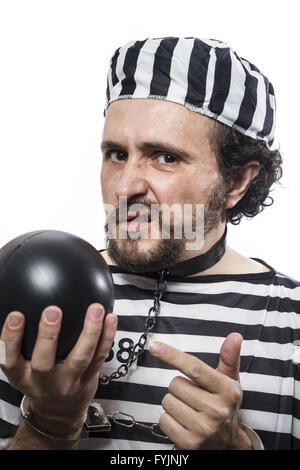 Lösung, ein kaukasischer Mann Gefangene Verbrecher mit Kette Kugel und Handschellen im Studio isoliert auf weißem Hintergrund Stockfoto