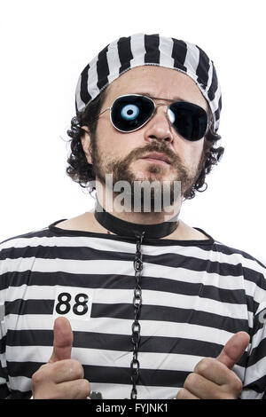 Gefängnis, ein kaukasischer Mann Gefangene Verbrecher mit Kette Kugel und Handschellen im Studio isoliert auf weißem Hintergrund Stockfoto