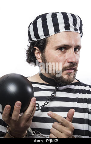 Lösung, ein kaukasischer Mann Gefangene Verbrecher mit Kette Kugel und Handschellen im Studio isoliert auf weißem Hintergrund Stockfoto