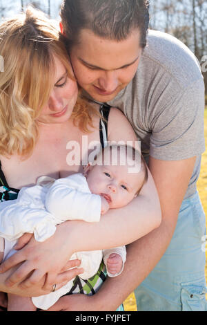 Junge Eltern und ihre Mädchen Stockfoto