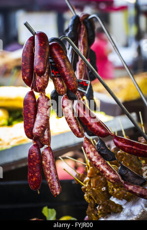 viele Würstchen und Chorizos in einem mittelalterlichen Jahrmarkt Stockfoto