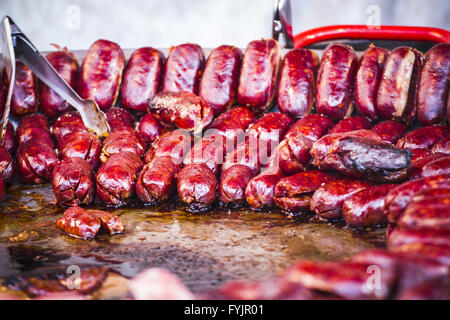 viele Würstchen und Chorizos in einem mittelalterlichen Jahrmarkt Stockfoto