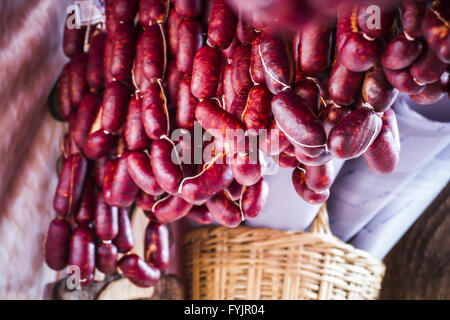 viele Würstchen und Chorizos in einem mittelalterlichen Jahrmarkt Stockfoto