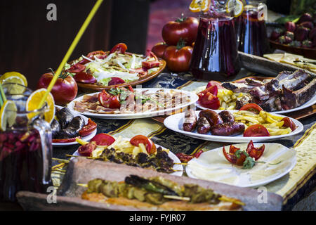 Mediterrane Küche Platten, europäische Küche, Mittelalterfest in Spanien Stockfoto