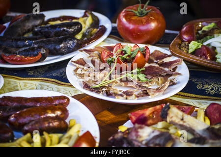 Mediterrane Küche Platten, europäische Küche, Mittelalterfest in Spanien Stockfoto