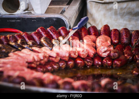 viele Würstchen und Chorizos in einem mittelalterlichen Jahrmarkt Stockfoto