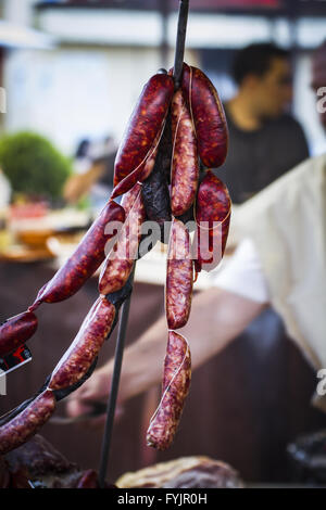 viele Würstchen und Chorizos in einem mittelalterlichen Jahrmarkt Stockfoto