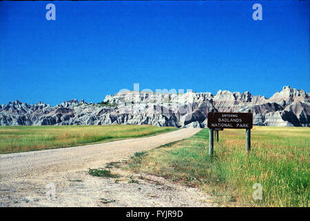 Eine einfache Anmeldung Größen Besucher in den Badlands National Park als die Ankunft von unbefestigten Straßen im Süden Stockfoto