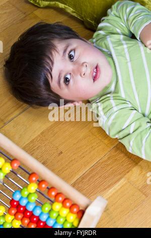 Lustige Ausbildung, Kind spielt mit abacus Stockfoto