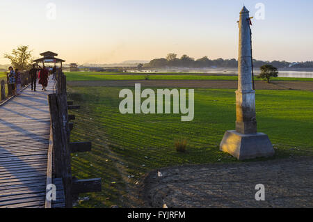 Säule am U Bein Brücke in der Nähe von Amarapura, Myanmar Stockfoto