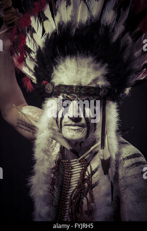 American Indian Chief mit großer Feder Kopfschmuck Stockfoto