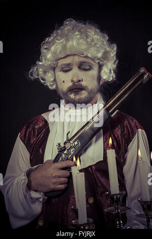 Schießerei, Mann des neunzehnten Jahrhunderts, Kronleuchter mit Kerzen Stockfoto