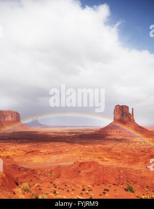 Die prächtigen Regenbogen über den berühmten roten Sandstein Fäustlinge Stockfoto