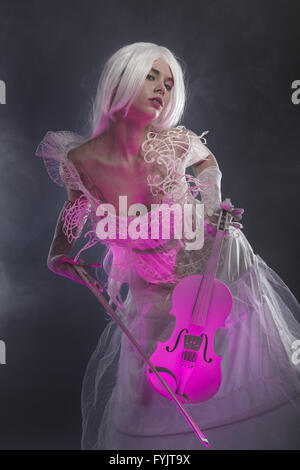 Frau Violine, schöne Frau mit weißen klassisches instrument Stockfoto