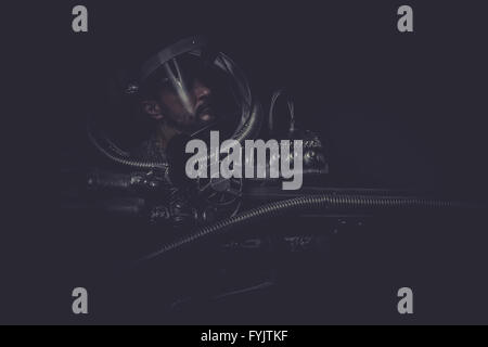 Astronaut Spaceman in silberner Rüstung und riesige Kanone Stockfoto