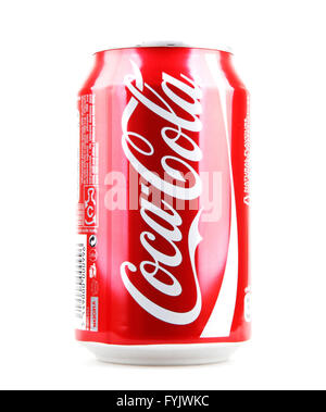 AYTOS, Bulgarien - 15. Oktober 2014: Coca-Cola isoliert auf weißem Hintergrund. Coca-Cola ist ein kohlensäurehaltiges Erfrischungsgetränk in Geschäften verkauft, Stockfoto