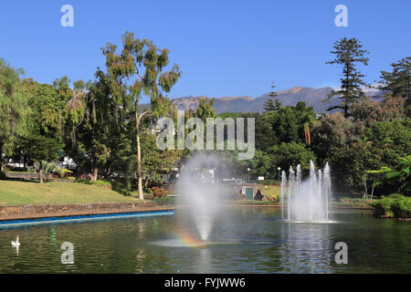 Malerischen See mit Springbrunnen und ein Regenbogen Stockfoto